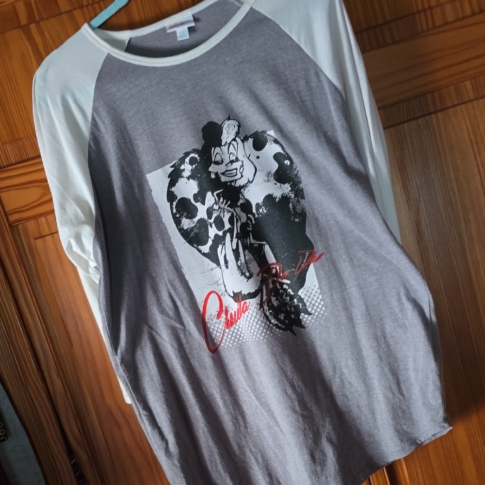 EUC LuLaRoe Cruella DeVil Jersey Sleeve Top
